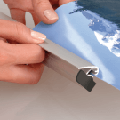 Ceiling poster gripper bars with snap shut mechanism