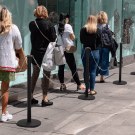 Queue barrier chain suitable for outdoor use