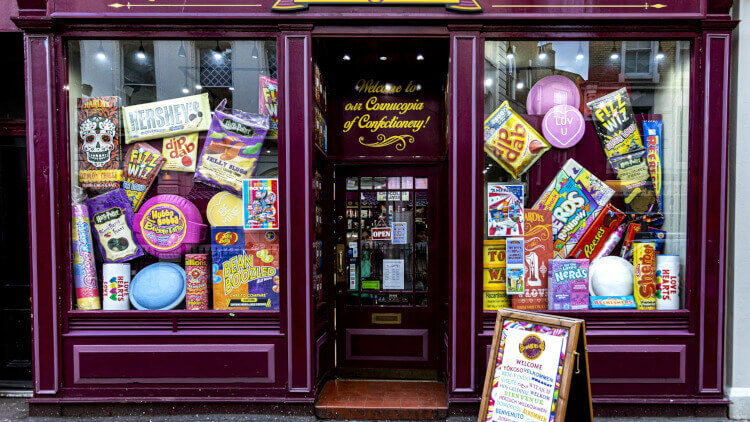 How Creative Window Displays Win Customers